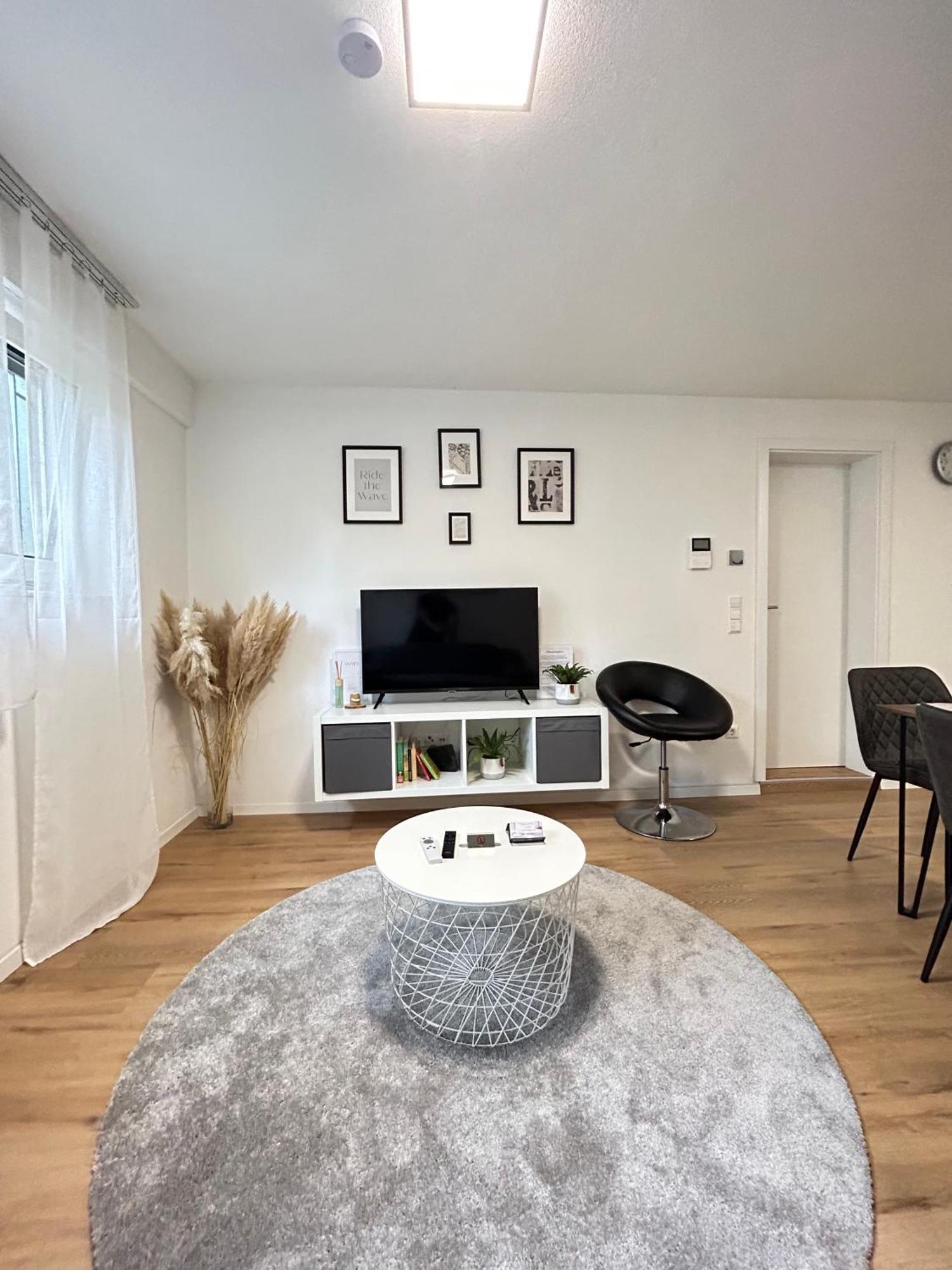 Souterrainwohnung - *